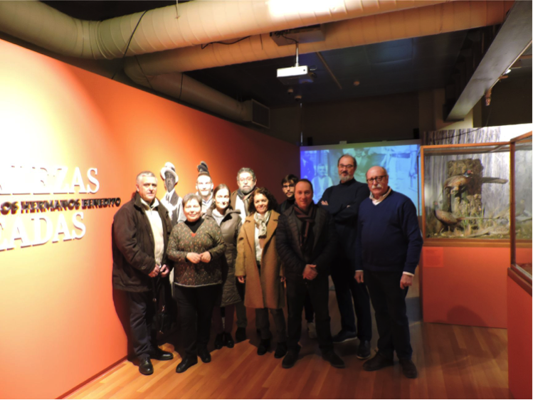El grupo de visitantes y los guías en la entrada a la exposición al comienzo de la visita técnica