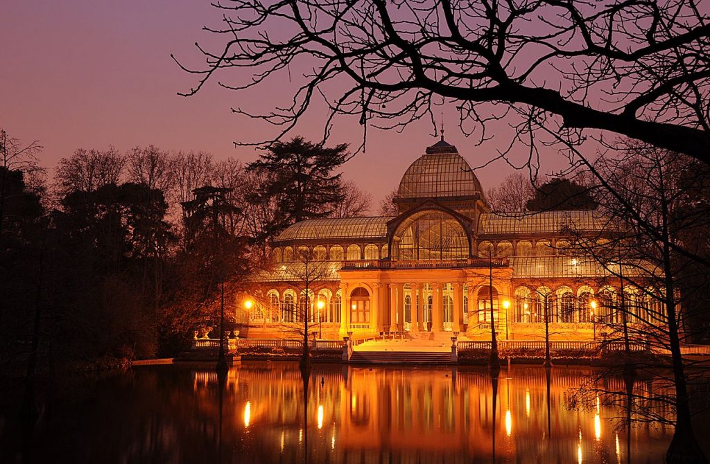 Fotografía: Felipe Gabaldón. Vista nocturna del Palacio de Cristal de los Jardines del Buen Retiro de Madrid (España). Licencia Creative Commons Atribución 2.0 Genérica.